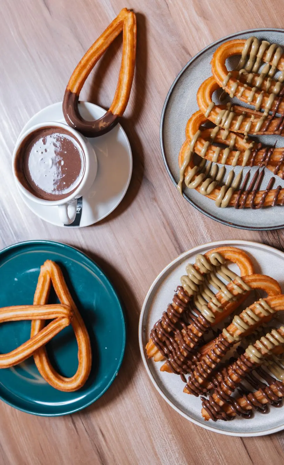 Mesa de desayuno vista desde arriba con churros, café con leche y chocolate en Crazy Churros